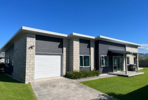 Surfers Retreat - Waihi Holiday Home